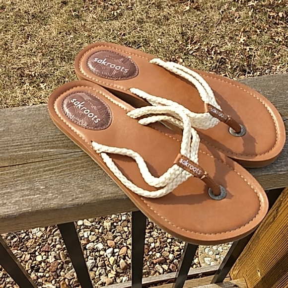 sakroots flip flops